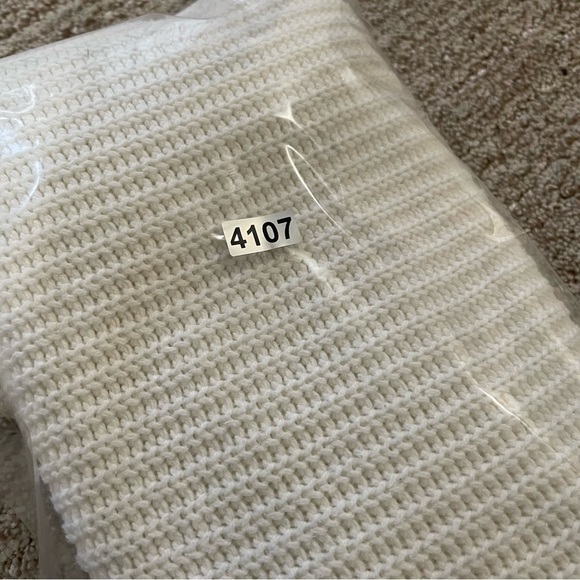 🚨 3 for $25 - Urban Outfitters Knit Crewneck - Picture 8 of 8